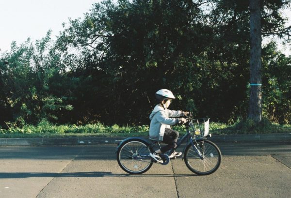 自転車に乗る少年のフィルム写真