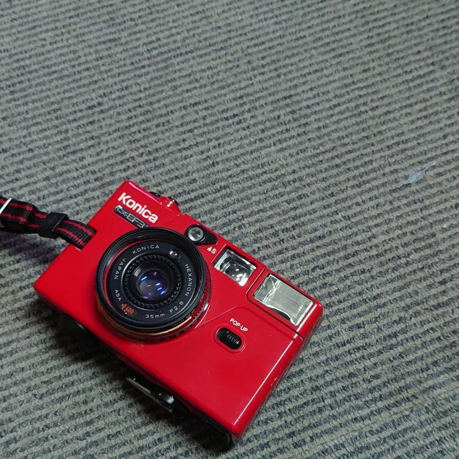 赤いカメラの写真