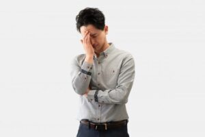 札幌 おすすめ フィルムカメラ買取店 悩む男性