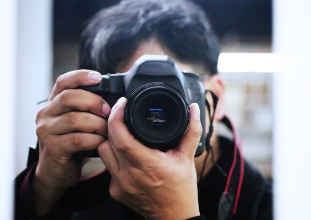 写真を撮る男性