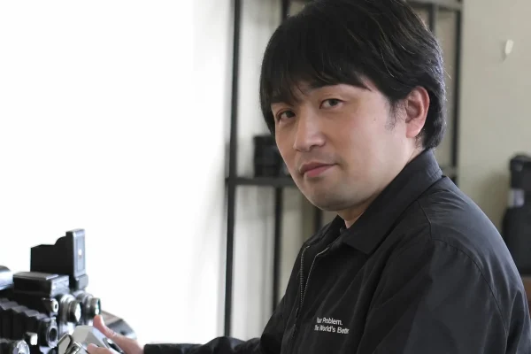 カメラを手に持つ専門スタッフ
